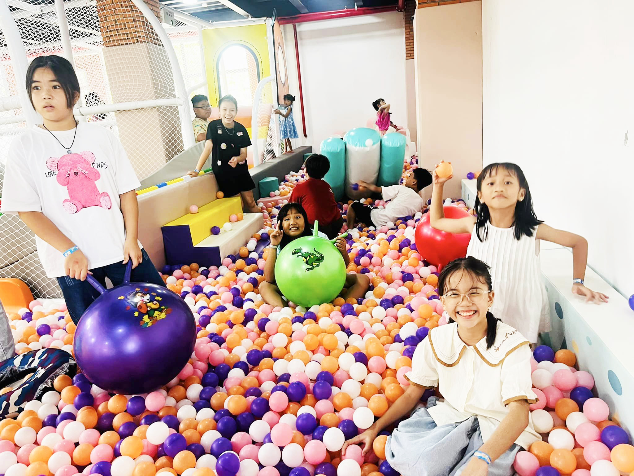 CAFE & KIDS CLUB